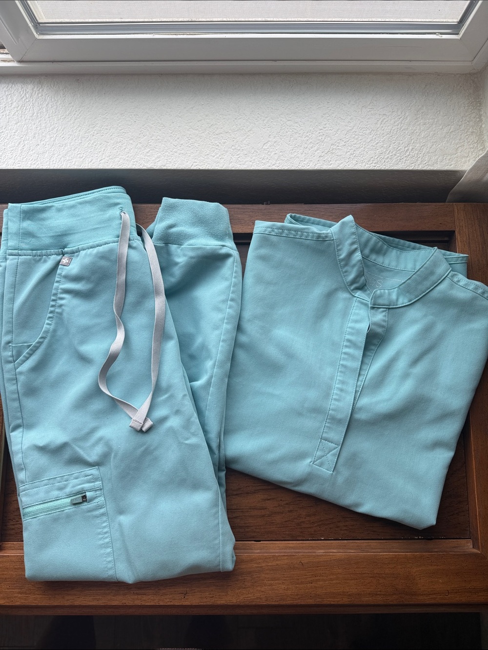 Figs Seaglass XS Women’s Scrub Set Rafaela and petite Zamora Joggers